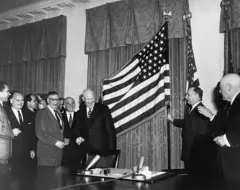 Wasu mutane shugabannin ƙasashen biyu rike da tutar Amurka