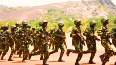 Awọn ọmogun gbe ibọn lọwọ pẹlu akoto lori wọn