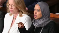 La representante estadounidense Ilhan Omar, demócrata de Minesota, reacciona mientras el presidente de Estados Unidos, Donald Trump, pronuncia el discurso del Estado de la Unión en la Cámara de Representantes del Capitolio de Estados Unidos en Washington, DC, el 24 de febrero de 2026. (Foto de Mandel NGAN/AFP a través de Getty Images)