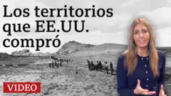 Agustina Latourrete, de BBC Mundo, en primer plano con el cabello lacio, rubio y largo. Tiene un top azul oscuro. De fondo, una imagen en blanco y negro de trabajadores de las vías del tren en Arizona en 1898.