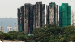 Yangın nedeniyle tamamen kararmış durumdaki kulelerin uzaktan görüntüsü
