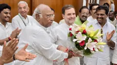 రాహుల్ గాంధీకి పుష్పగుచ్ఛమందిస్తున్న మల్లికార్జున్ ఖర్గే