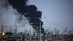 အီရန်ရဲ့ တိုက်ခိုက်မှုအပြီး အစ္စရေးနိုင်ငံ ဟက်ဇလီယာမြို့ပေါ်မှာ မီးခိုးလုံးကြီးတွေ တွေ့ရ