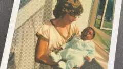 Peter com sua mãe adotiva britânica.
