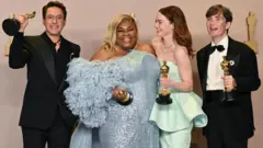 Robert Downey Jr., Da'Vine Hoy Randolph, Emma Stone y Cillian Murphy con sus respectivos Oscars.