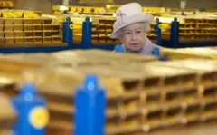 A falecida rainha Elizabeth 2ª caminha entre as barras de ouro que estão no Banco da Inglaterra