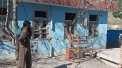 یک مکتب در ولسوالی ناری کنر که به گفته مقام‌های محلی حکومت طالبان در نتیجه حملات هوایی پاکستان هدف قرار گرفته است