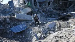 በሩሲያ የአየር ጥቃት የወደመ መኖርያ