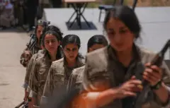 Silahlarını imha için kazana atmak üzere sıra bekleyen PKK'liler