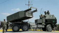 Украинанын куралдуу күчтөрү АКШдан алган HIMARS куралы менен орус аскеринин фронттун линиясынан алыстагы позицияларына сокку урууда