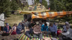پیک‌نیک یک خانواده ایرانی در روز سیزده‌به‌در در تهران