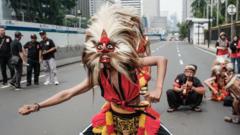 Мужчина в индонезийском танцевальном костюме
