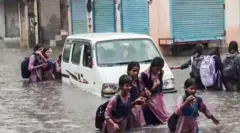 સોમવારે રાજધાની દિલ્હી અને આસપાસના વિસ્તારોમાં ભારે વરસાદને કારણે લોકોને મુશ્કેલીઓનો સામનો કરવો પડ્યો.