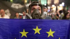 участник акции протеста в Тбилиси