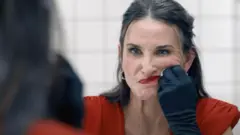 Demi Moore em cena de A Substância