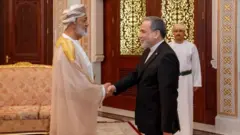 دیدار عباس عراقچی، وزیر خارجه ایران، در سمت راست با دریشی سیاه رنگ، با هیثم بن طارق پادشاه عمان که با لباس ملی در سمت چپ دیده می‌شود