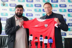 خوزه آنتونیو نوگیرا برازیلی هدایت تیم ملی فوتبال افغانستان را به عهده گرفت، او پیراهن سرخ رنگ تیم ملی افغانستان را در دست دارد 