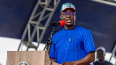 Gomina ipinlẹ Oyo, Seyi Makinde wọ aṣọ ati fila alawọ aro