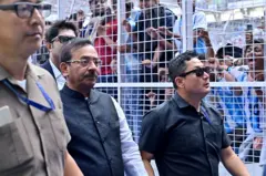 লিওনেল মেসি মাঠ ছাড়ার পরে শনিবার স্টেডিয়াম থেকে বেরিয়ে যাচ্ছেন ক্রীড়া মন্ত্রী অরূপ বিশ্বাস (মাঝে, সাদা কুর্তা, কালো জ্যাকেট পরিহিত)