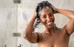 Cheveux de lavage de femme avec le shampooing