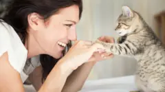 Жінка з котом