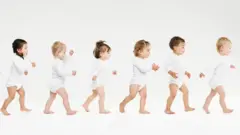 Bebês andando enfileirados