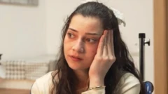 Noelia Castillo, mira de lado, con una mano en la sien y gesto serio.