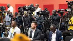 Abanyamakuru mu kiganiro i Kigali na Perezida w'u Rwanda Paul Kagame, ku itariki ya 7 Mata (4) mu 2024 (ifoto mbarankuru yo mu bubiko)