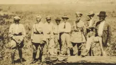 Imagem de Rondon ao lado de militares