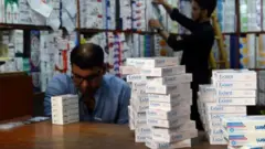 تصویری از یک دوافروشی در کابل