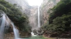 A cachoeira da montanha Yuntai