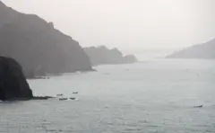صورة أرشيفية تظهر قوارب صيد يمنية على طول الجانب اليمني من مضيق باب المندب الاستراتيجي، الذي يفصل شبه الجزيرة العربية عن شرق أفريقيا
