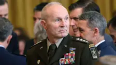 Randy George resmi üniformasıyla 