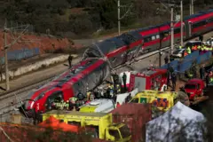 Uno de los trenes siniestrados volcado sobre las vías.