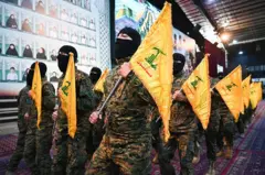 Apoiadores do Hezbollah durante discurso do secretário-geral da organização, Naim Qassem, em setembro de 2025
