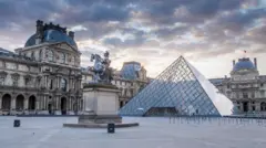 El exterior de la fachada principal del Museo del Louvre en París