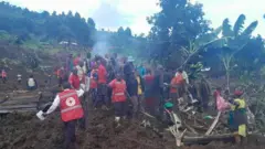 Abakora ubutabazi barimo gufatanya ngo batabare abarokotse ndetse bakureho imirambo ku musozi
