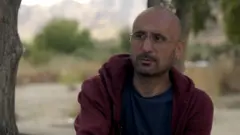 Qarabağdan qaçqın olan jurnalist Marut Vanyan açıq havada müsahibə verir. Fotonun sol tərəfində bir ağac görünür. 