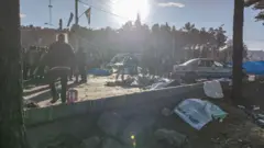 أشخاص في موقع الانفجار