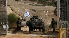 Veículos militares israelenses cruzam cerca ao retornar da zona tampão com a Síria, perto da aldeia drusagloboesporte fluminenseMajdal Shams, nas Colinasgloboesporte fluminenseGolã ocupadas,globoesporte fluminense10globoesporte fluminensedezembrogloboesporte fluminense2024