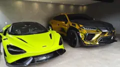 Carros de luxo estacionados em garagem