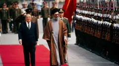 O ex-presidente chinês Yang Shangkun (centro, à esquerda) e o ex-líder supremo do Irã Ali Khamenei (centro, à direita), andando juntos durante uma cerimônia de boas-vindas na visita de Estado deste último a Pequim, na China, em 11 de maio de 1989