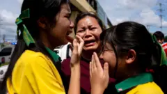 泰國暖武里府帖詩琳暖武里學校發生大規模槍擊案後，安全逃離現場的學生被家長接回時，既感到如釋重負又深受震撼的家長們不禁落淚（7/8/2026）