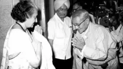প্রধানমন্ত্রী ইন্দিরা গান্ধীকে অভিবাদন জানাচ্ছেন সিকিমের মুখ্যমন্ত্রী লেন্দুপ দর্জি। ১৯৭৫