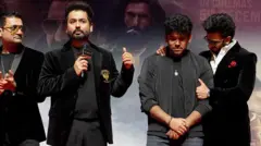 ধুরন্ধর ছবির ট্রেলার লঞ্চ অনুষ্ঠানে পরিচালক আদিত্য ধর (মাইক্রোফেনে হাতে) ও অন্যান্যরা