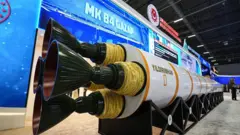 Yıldırımhan modelinin roket tarafından çekilmiş fotoğrafı. Beyaz yüzey üzerine sarı detayları olan gövde kısmının altında dört adet roket motoru bulunuyor.