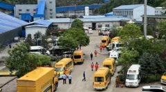 中国山西煤矿爆炸现场的空拍画面，可见多辆紧急救援车辆停泊在现场。