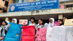 অভিযুক্ত শিক্ষকের শাস্তির দাবিতে রোববার সকালে বিদ্যালয়ের সামনে বিক্ষোভ করেছেন শিক্ষার্থীরা