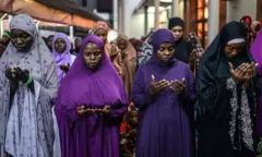 Masu sallar tahajjud a masallacin ƙasa da ke Legas, Najeriya