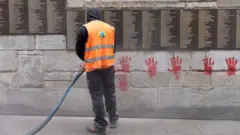 Отпечатки на мемориале в Париже